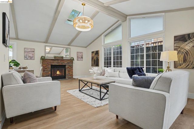 2185 Trafalgar Pl, Oakland, CA 94611