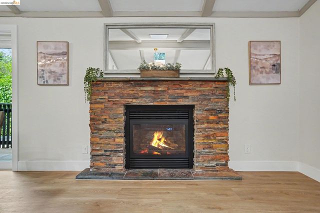 2185 Trafalgar Pl, Oakland, CA 94611