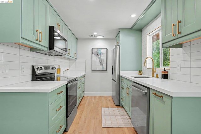2185 Trafalgar Pl, Oakland, CA 94611