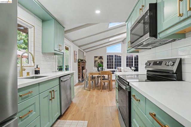2185 Trafalgar Pl, Oakland, CA 94611