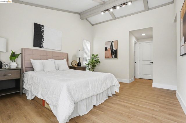 2185 Trafalgar Pl, Oakland, CA 94611
