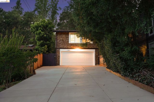 2185 Trafalgar Pl, Oakland, CA 94611