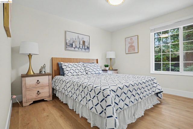 2185 Trafalgar Pl, Oakland, CA 94611