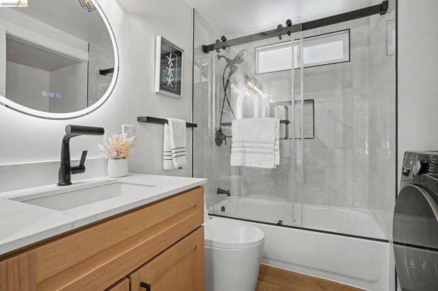 2185 Trafalgar Pl, Oakland, CA 94611