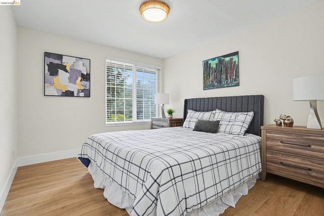 2185 Trafalgar Pl, Oakland, CA 94611