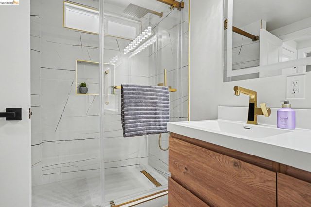 2185 Trafalgar Pl, Oakland, CA 94611