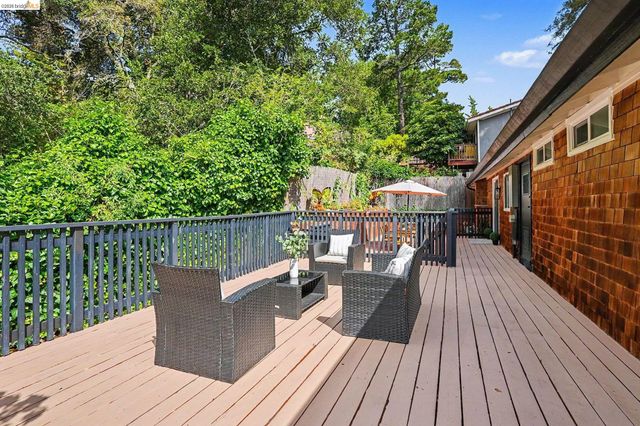 2185 Trafalgar Pl, Oakland, CA 94611