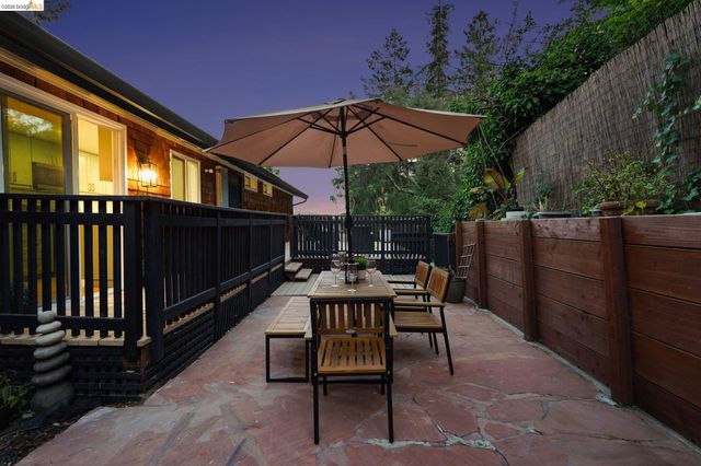 2185 Trafalgar Pl, Oakland, CA 94611