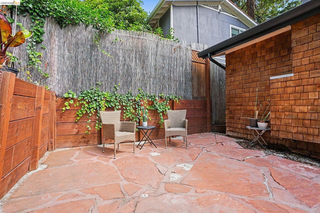 2185 Trafalgar Pl, Oakland, CA 94611