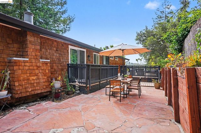 2185 Trafalgar Pl, Oakland, CA 94611