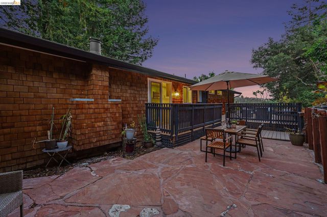 2185 Trafalgar Pl, Oakland, CA 94611