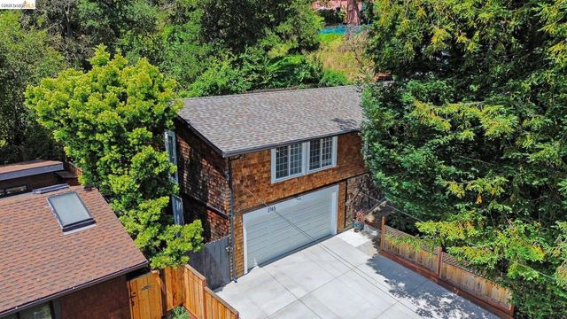 2185 Trafalgar Pl, Oakland, CA 94611