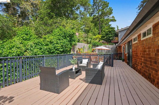 2185 Trafalgar Pl, Oakland, CA 94611