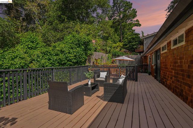 2185 Trafalgar Pl, Oakland, CA 94611