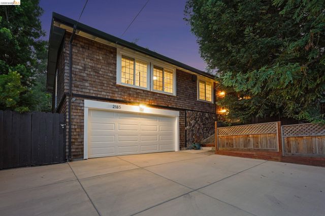 2185 Trafalgar Pl, Oakland, CA 94611