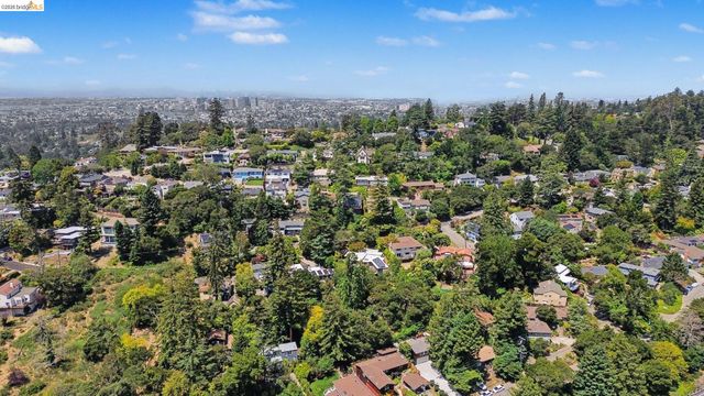 2185 Trafalgar Pl, Oakland, CA 94611