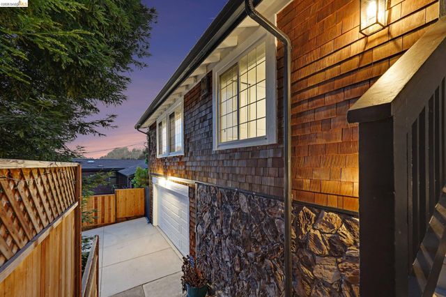 2185 Trafalgar Pl, Oakland, CA 94611