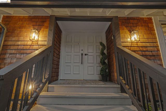 2185 Trafalgar Pl, Oakland, CA 94611