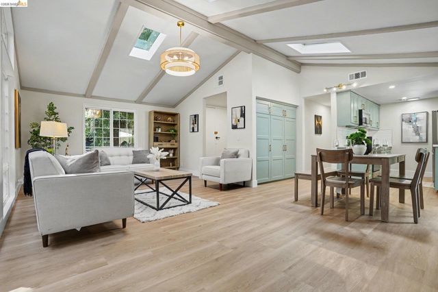2185 Trafalgar Pl, Oakland, CA 94611