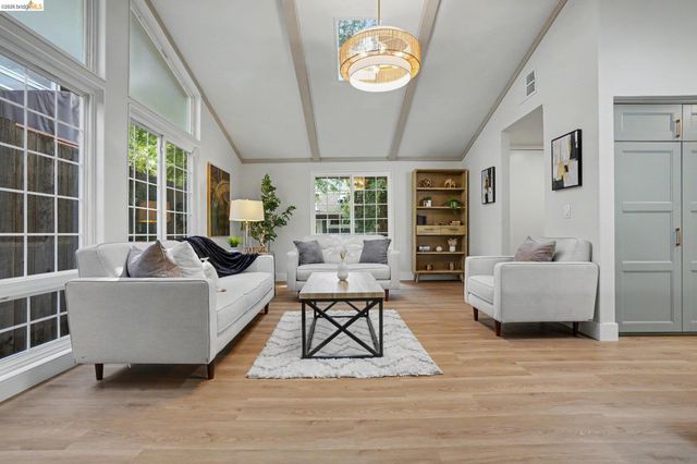 2185 Trafalgar Pl, Oakland, CA 94611