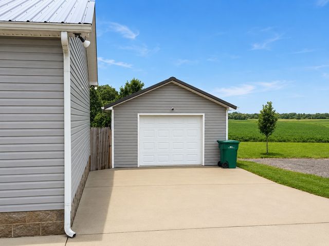 383 Strawberry Dr, Winchester, TN 37398