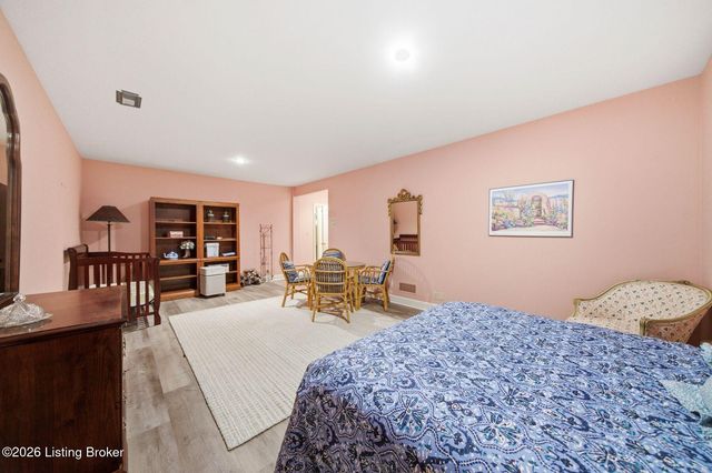 303 Mockingbird Gardens Dr, Louisville, KY 40207