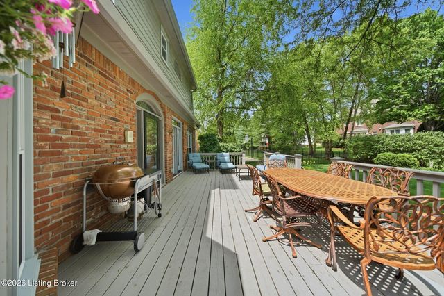 303 Mockingbird Gardens Dr, Louisville, KY 40207