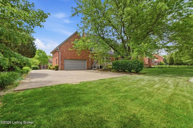 303 Mockingbird Gardens Dr, Louisville, KY 40207