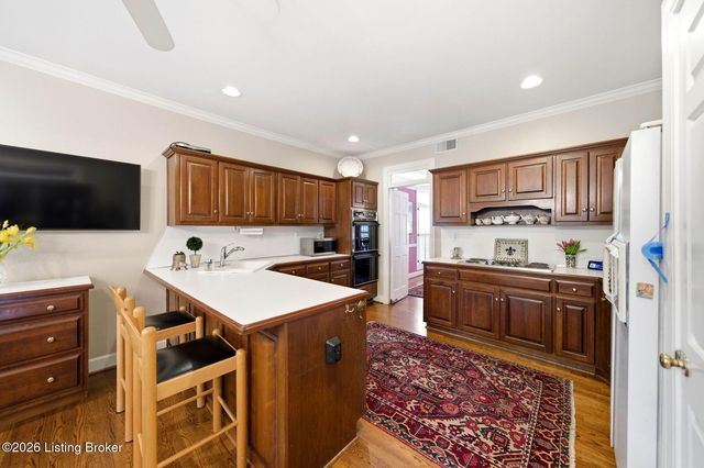 303 Mockingbird Gardens Dr, Louisville, KY 40207
