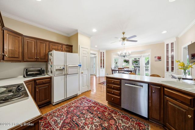 303 Mockingbird Gardens Dr, Louisville, KY 40207
