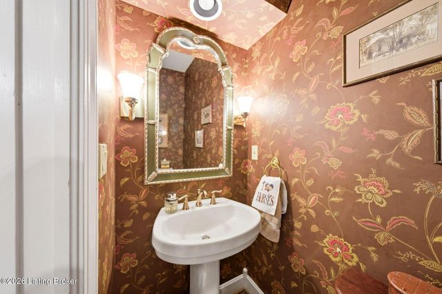 303 Mockingbird Gardens Dr, Louisville, KY 40207