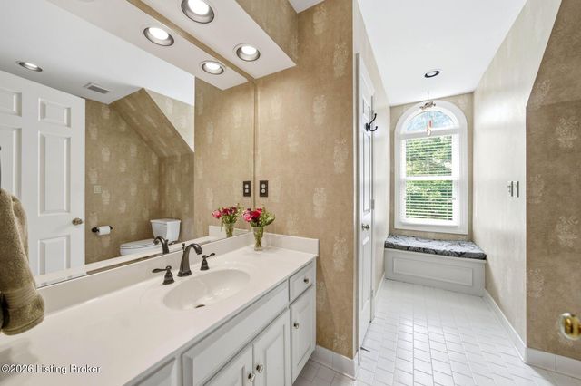 303 Mockingbird Gardens Dr, Louisville, KY 40207
