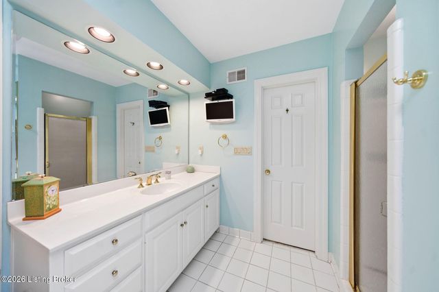 303 Mockingbird Gardens Dr, Louisville, KY 40207