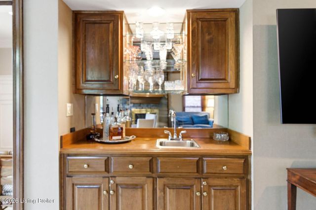 303 Mockingbird Gardens Dr, Louisville, KY 40207