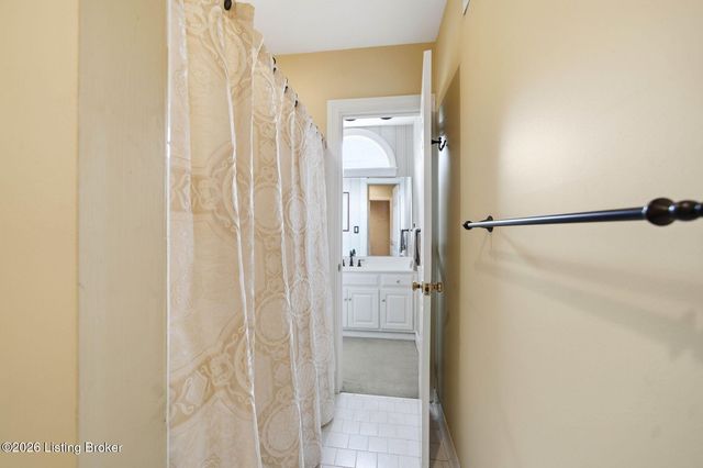 303 Mockingbird Gardens Dr, Louisville, KY 40207