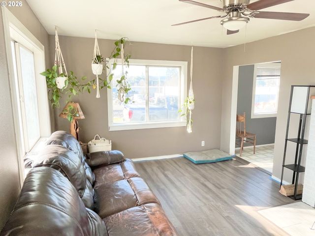 124 Ne WEST Ave, Roseburg, OR 97470