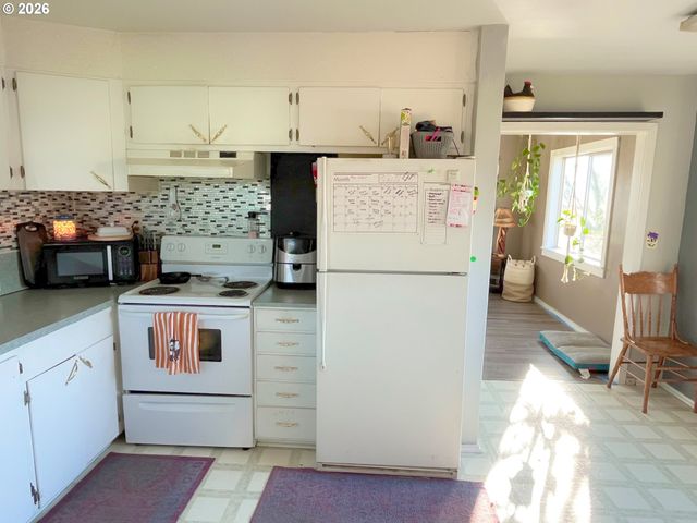 124 Ne WEST Ave, Roseburg, OR 97470