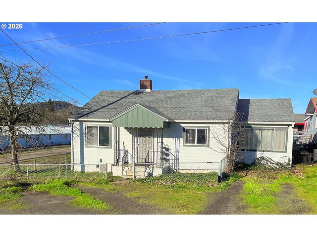 124 Ne WEST Ave, Roseburg, OR 97470