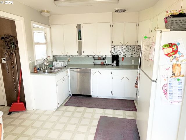 124 Ne WEST Ave, Roseburg, OR 97470