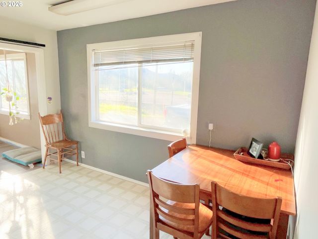 124 Ne WEST Ave, Roseburg, OR 97470