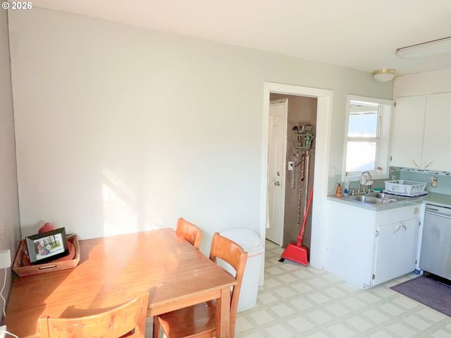 124 Ne WEST Ave, Roseburg, OR 97470