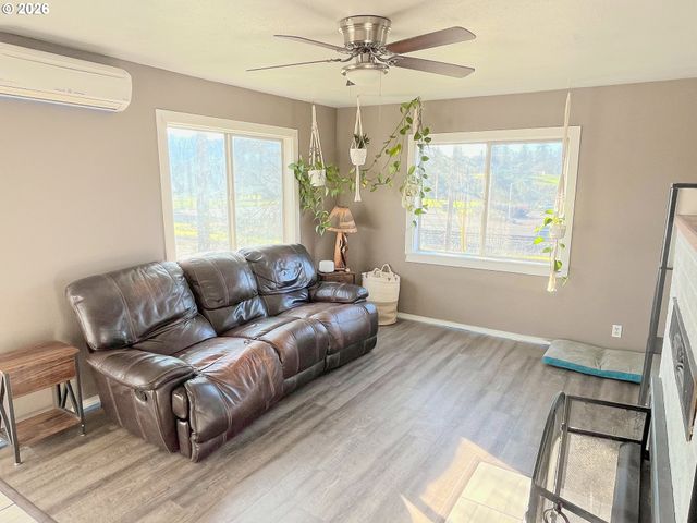 124 Ne WEST Ave, Roseburg, OR 97470