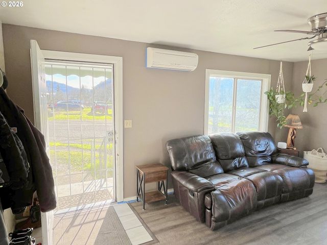 124 Ne WEST Ave, Roseburg, OR 97470