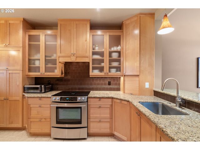 9709 Nw SILVER RIDGE Loop, Portland, OR 97229