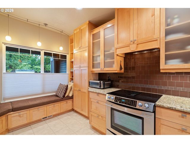 9709 Nw SILVER RIDGE Loop, Portland, OR 97229