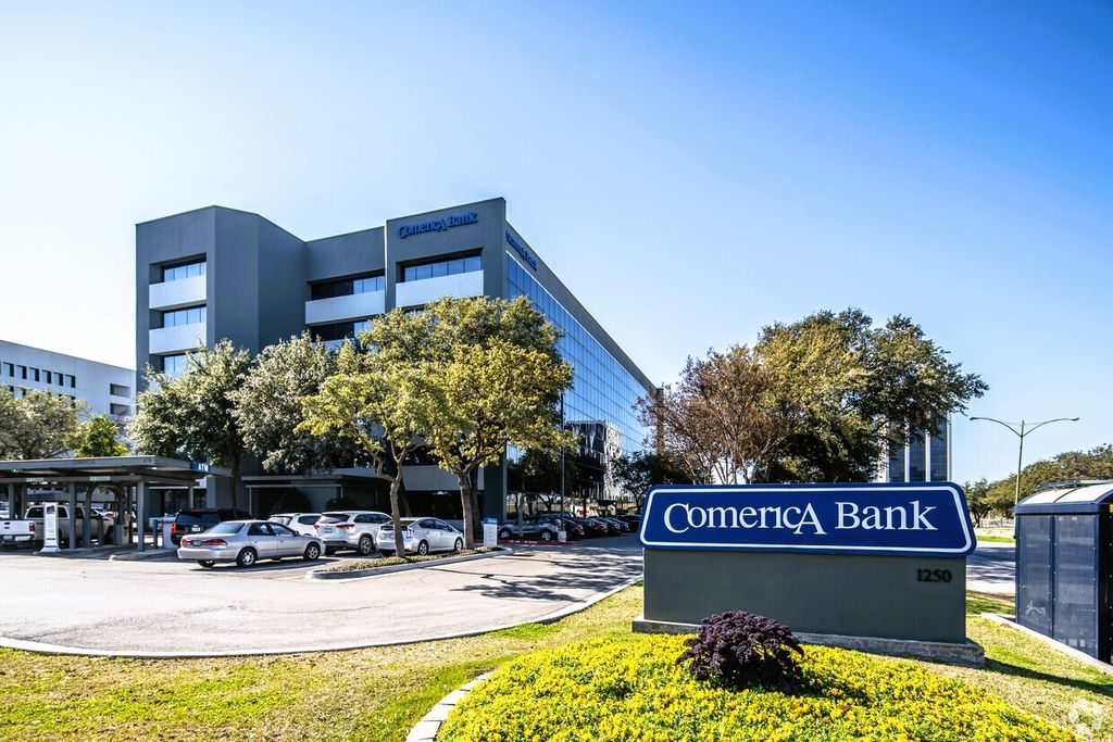 1250 W Mockingbird Lane 300, Dallas, TX 75247
