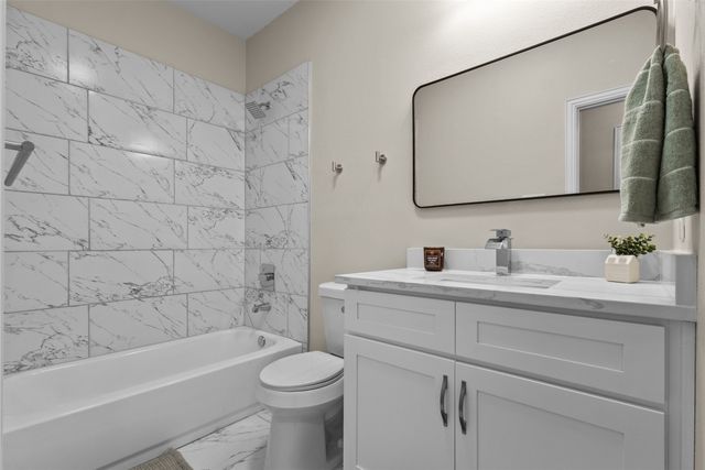 1011 Maloma Court, Tool, TX 75143