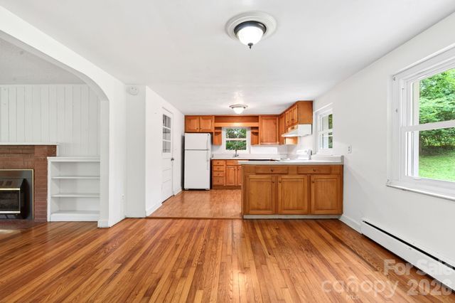 411 Hillcrest Circle, Hendersonville, NC 28792