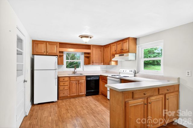 411 Hillcrest Circle, Hendersonville, NC 28792