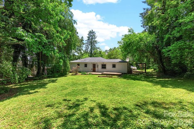 411 Hillcrest Circle, Hendersonville, NC 28792